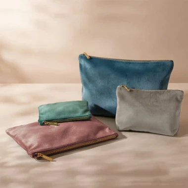 Aksamitne kosmetyczki z logo dla branży Beauty. Dlaczego welur z recyklingu to nowy standard Premium?