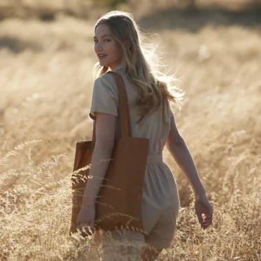 Torba z bawełny organicznej – czym różni się od zwykłej i jak wspiera wizerunek odpowiedzialnej firmy?